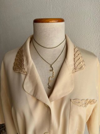 Camisa vintage beige con bordados dorados