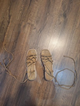Sandalias camel con cuña y tiras. Perfecto estado.