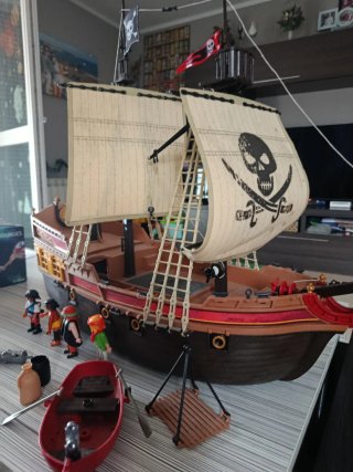 Barco Pirata Playmobil con Figuras y Bote