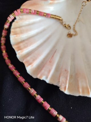 Collana con cuore dorato e perline rosa