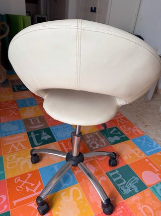 Silla de oficina beige y plateada