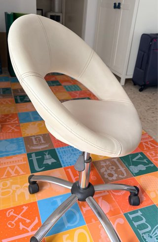 Silla de oficina beige y plateada