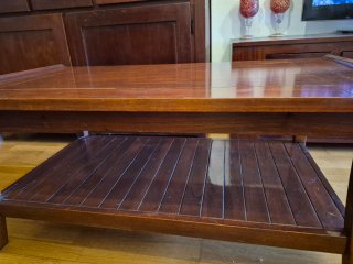 Mesa de centro de madera oscura