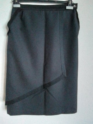 Falda recta, diseño original, elegante, versátil.