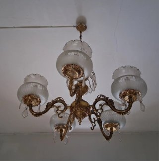 Lámpara de araña dorada y cristal
