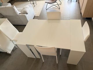 Mesa extensible blanca con 4 sillas
