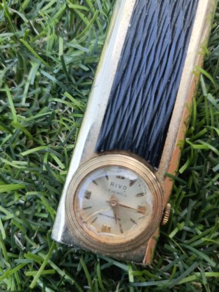 Abrecartas antiguo con reloj