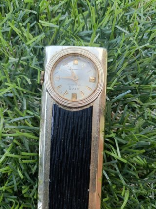 Abrecartas antiguo con reloj