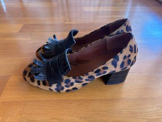 Zapatos de salón con estampado de leopardo
