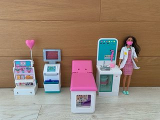 Clínica Barbie Doctora con Accesorios