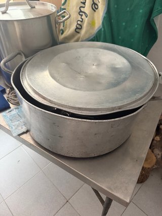 Olla grande de metal