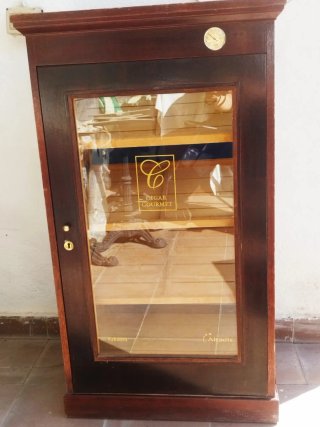 Mueble para puros de madera y cristal