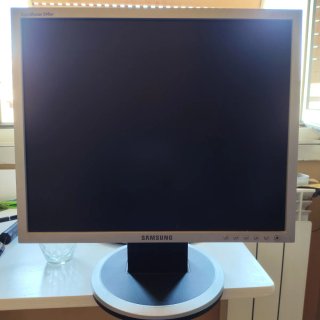 PC ASUS P4-P5N9300 + schermo 19 pollici 4/3