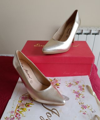 Zapatos de tacón dorados piel charol 40 de 95€