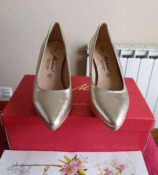 Zapatos de tacón dorados piel charol 40 de 95€
