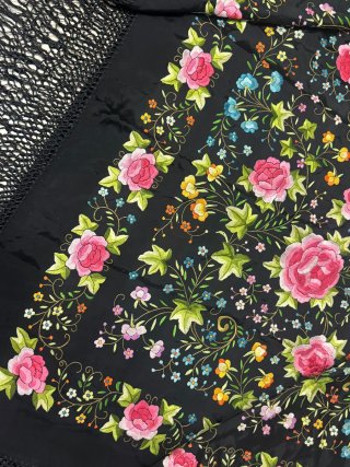 Mantón de Manila bordado