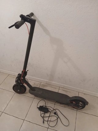 Patinete Eléctrico Negro xiaomi con amortiguador.