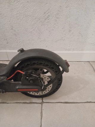 Patinete Eléctrico Negro xiaomi con amortiguador.
