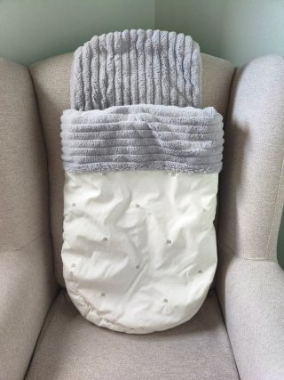 Saco capazo gris y blanco