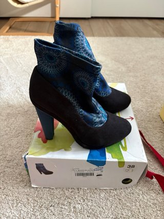 Botines azules de Desigual con tacón