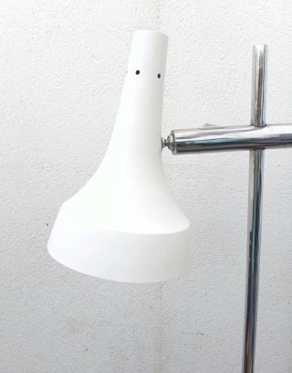 Lámpara de pie moderna plateada y blanca