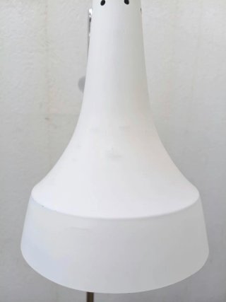 Lámpara de pie moderna plateada y blanca