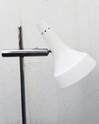 Lámpara de pie moderna plateada y blanca