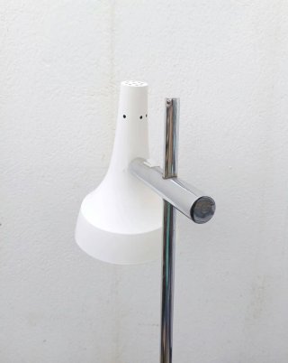Lámpara de pie moderna plateada y blanca