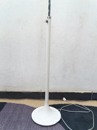Lámpara de pie moderna plateada y blanca