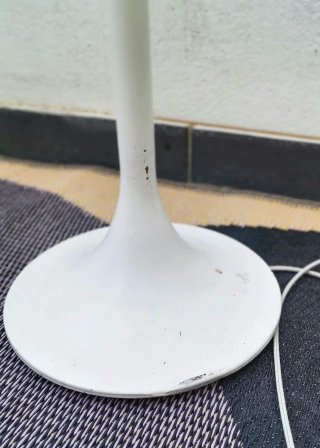 Lámpara de pie moderna plateada y blanca