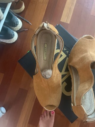 Zapatos de cuña abiertos marrones