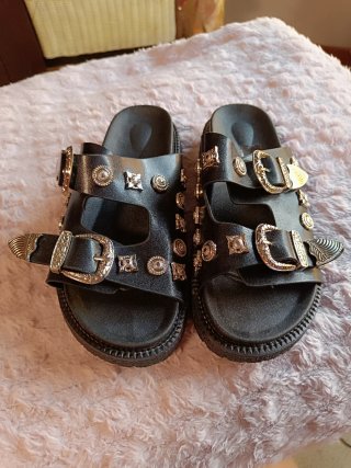 Sandalias negras con adornos plateados