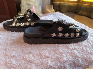 Sandalias negras con adornos plateados