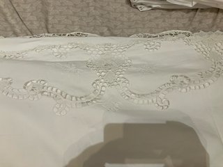 Lenzuola ricamate a mano bianche