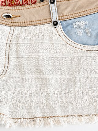 Shorts vaquero preppy efecto cuero y puntilla