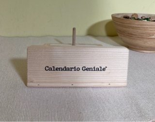 Supporto in legno per calendario giornaliero