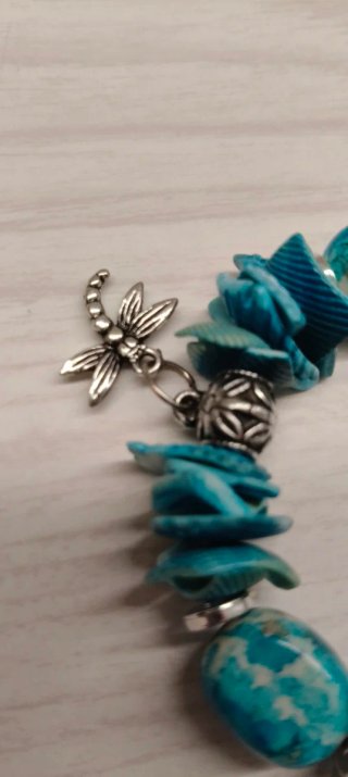 Pulsera conchas y abalorios turquesa.