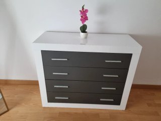 Cómoda blanca y gris