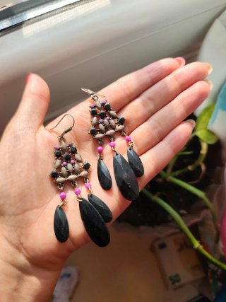 Pendientes largos con piedras negras y rosas
