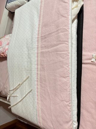 Chichonera y nórdico cuna blanco y rosa