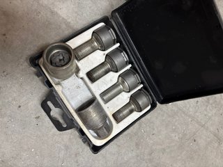 Juego Tornillos Antirrobo Audi Originales