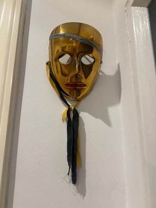 Máscara de latón decorativa