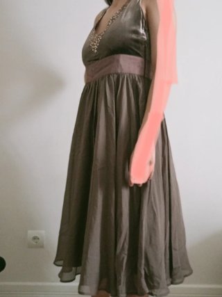 Vestido de fiesta marrón con detalles dorados