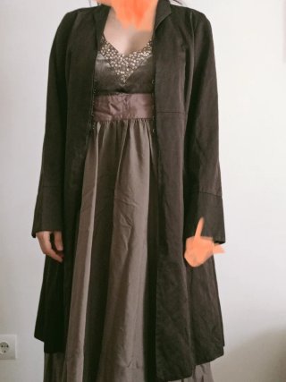 Vestido de fiesta marrón con detalles dorados