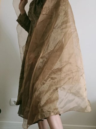 Vestido de fiesta marrón con detalles dorados