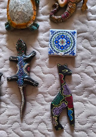 Figuras decorativas madera y cerámica