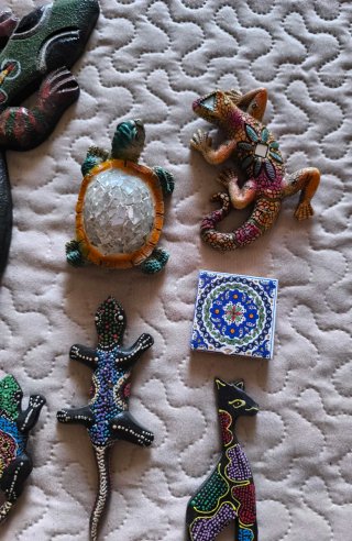Figuras decorativas madera y cerámica