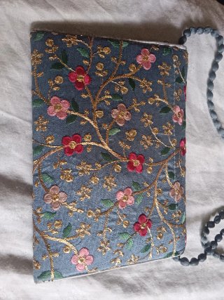 Bolso de mano bordado flores