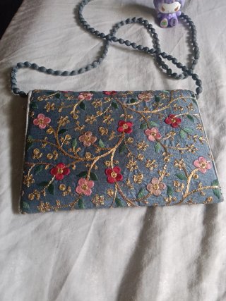 Bolso de mano bordado flores