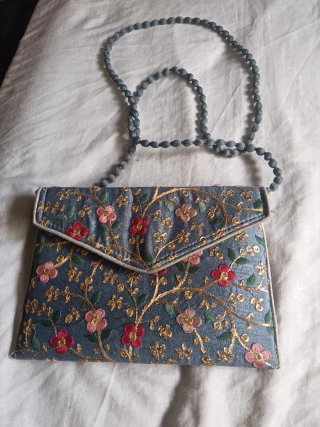 Bolso de mano bordado flores